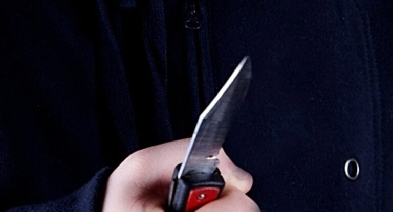 Momente dramatice pentru un polițist! Înjunghiat în incinta unui spital în timp ce încerca să aplaneze un conflict între doi bărbați