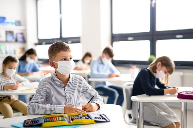 Școlile pot solicita trecerea în online! Anunțul făcut de Sorin Cîmpeanu