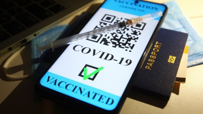 Situație incredibilă! Un medic din București a reclamat că există grupuri de Facebook care vând Certificate verzi. Poliția a demarat deja o anchetă