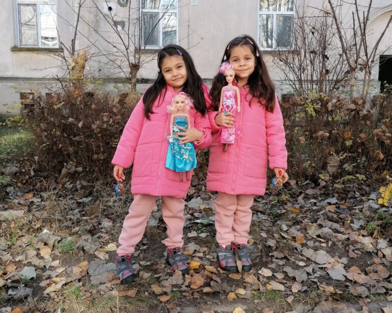 Echipa Visuri la cheie a mai făcut doi copii fericiți. Roberta și Rebeca, gemenele din Mija, vegheate din Cer de mama lor
