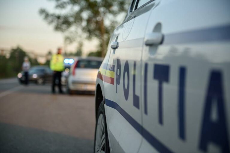 Ciocnire violentă între două autoturisme în Dâmbovița! O persoană a fost rănită