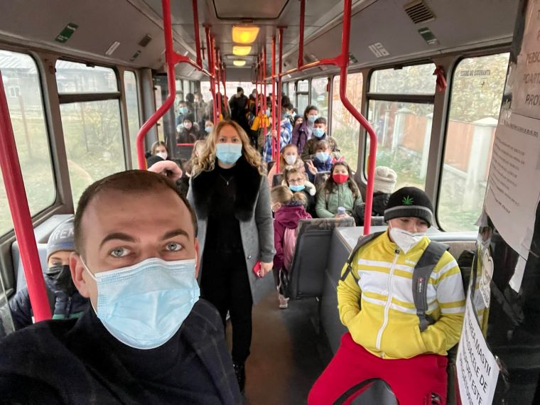 Peste 200 de elevi, mutați provizoriu din Școala Răzvad în Școala Gorgota, pe perioada reabilitării unității de învățământ. Primarul comunei a verificat personal condițiile de transport și studiu ale acestora