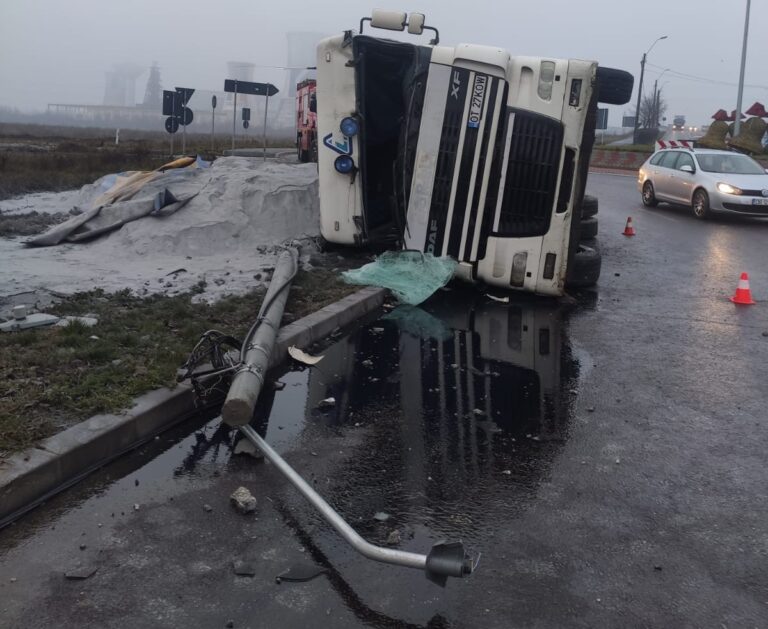 Târgoviște: Un TIR încărcat cu zgură s-a răsturnat, în această dimineață, în apropiere de Dâmbovița Mall