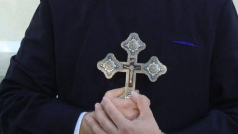 Un preot s-a ales cu brățară electronică după ce și-a terorizat fosta amantă!