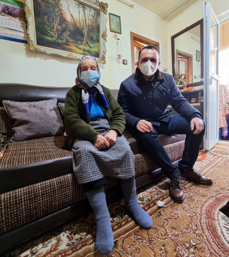 Lecție de viață și vizită surpriză! Felicitată de primarul Târgoviștei la împlinirea vârstei de 100 de ani