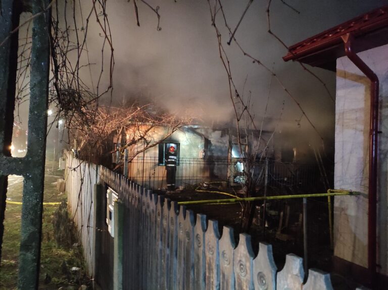 Noapte de foc pentru pompierii dâmbovițeni! Au intervenit pentru stingerea a două incendii. O persoană a făcut atac de panică
