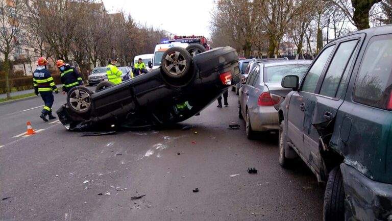 Viteza, bat-o vina! Accident spectaculos în Târgoviște. Un șofer s-a răsturnat cu mașina