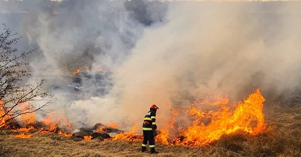 O nouă zi de foc pentru pompierii dâmbovițeni! Peste 60 de salvatori au intervenit, vineri, pentru lichidarea a numeroase incendii de vegetație uscată