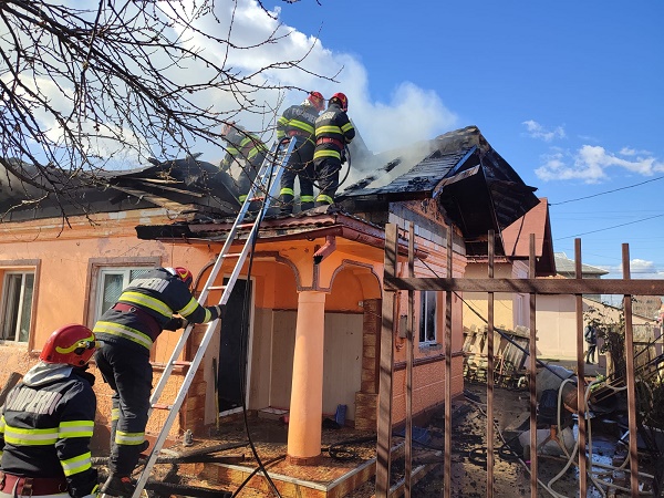 Dâmbovița: Acoperișul unei case, distrus aproape în totalitate de un incendiu puternic! O persoană a suferit arsuri