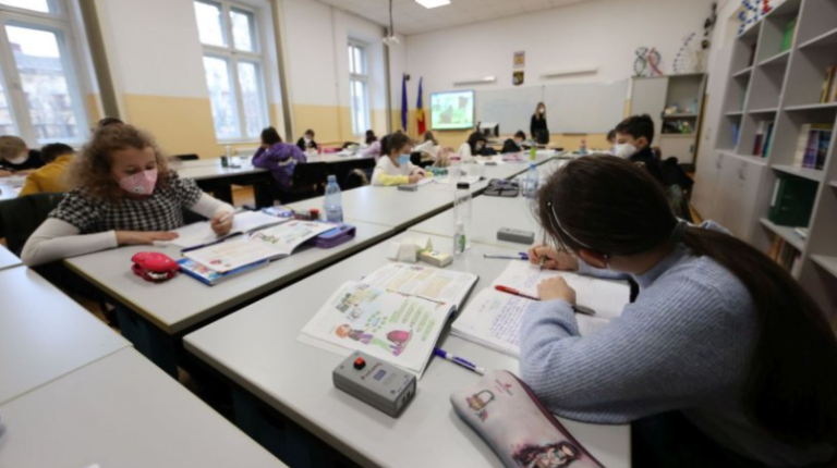 Peste 32.100 de elevi și 8.290 persoane angajate, confirmate cu COVID-19 în țară. În Dâmbovița – 455 copii și 151 personal