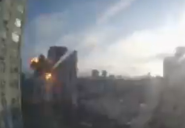VIDEO | Momentul în care o rachetă loveşte un bloc de locuinţe din Kiev