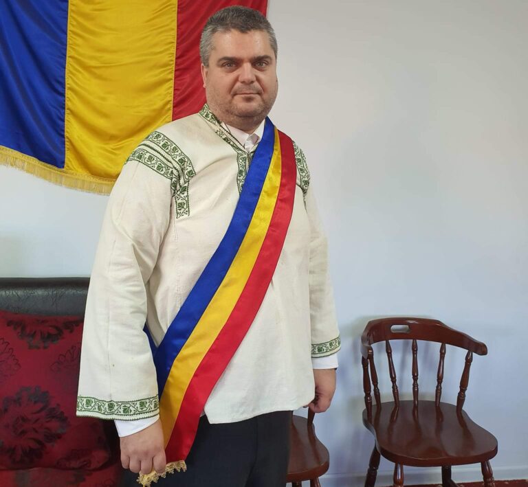 Primarul unei comune dâmbovițene, exasperat de dejecțiile aruncate de cetățeni pe șanțuri! “Vor fi sancționați toți proprietarii de locuințe care recurg la astfel de practici”
