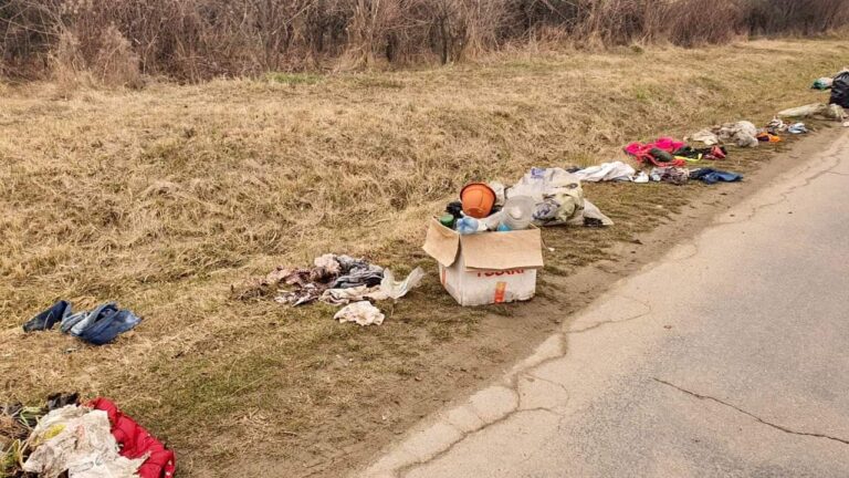 Gunoaiele aruncate la întâmplare, o problemă greu de rezolvat la Aninoasa! Mesajul primarului din localitate: “Vrem o țară ca afară și vrem o comună curată”