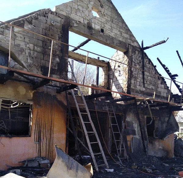 S-a stabilit cauza puternicei explozii de la Valea Mare. Bilanțul final: 3 oameni răniți, 4 case afectate, 2 anexe gospodărești și un microbuz distruse
