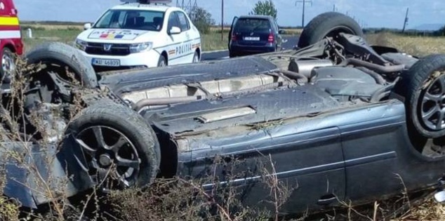 Accident violent în Dâmbovița! Două persoane rănite după ce s-au răsturnat cu mașina