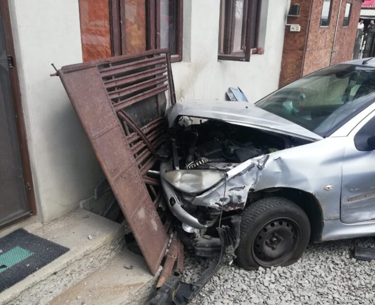 Pucioasa: Un autoturism scăpat de sub control a intrat în curtea unei case și a făcut ravagii! Două persoane au fost rănite