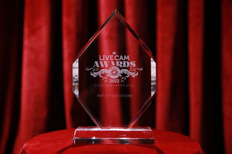 Modelele online care se respectă pot alege să lucreze într-un studio din România premiat la nivel internațional – care sunt beneficiile de care se vor bucura?