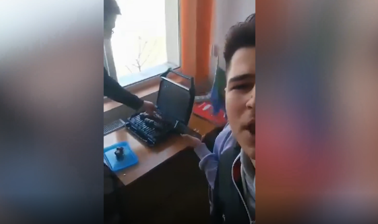 Imagini șocante surprinse într-un Colegiu din țară! Elevii prăjesc mici în sala de clasă