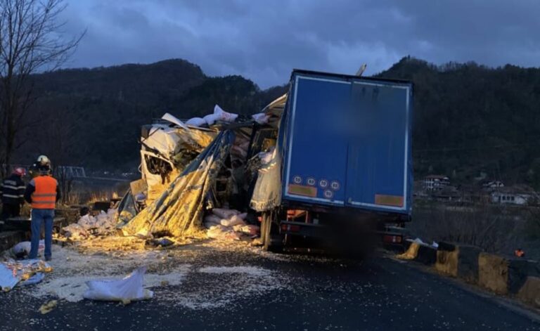 Impact devastator între două TIR-uri, pe Valea Oltului. Două persoane au murit