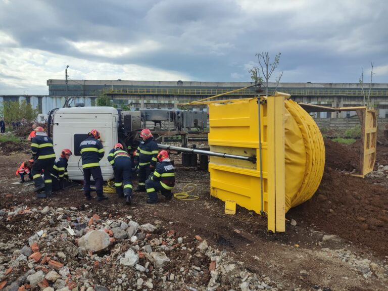 Moarte cumplită pentru un dâmbovițean! A pierit sub autobasculanta încărcată cu pământ