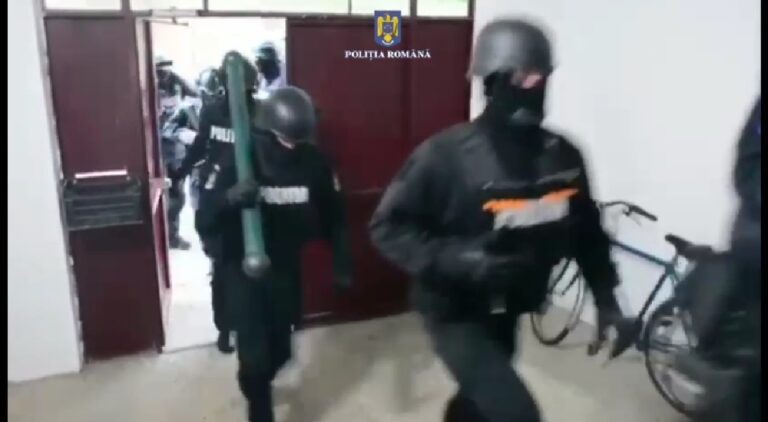 Video. Percheziții domiciliare în Târgoviște, într-un dosar pentru distrugere, amenințare și nerespectarea regimului armelor și munițiilor. Luptătorii SAS participă la acțiune