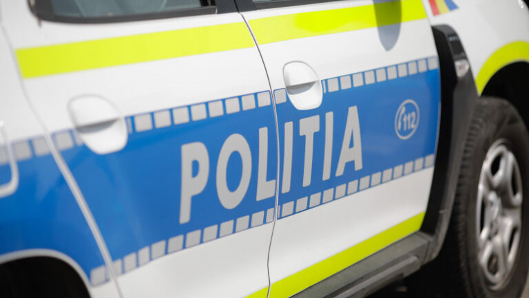 Dosar penal în Dâmbovița, pentru vânzarea de pesticide expirate! Mai mulți litri de substanțe, confiscați de polițiști