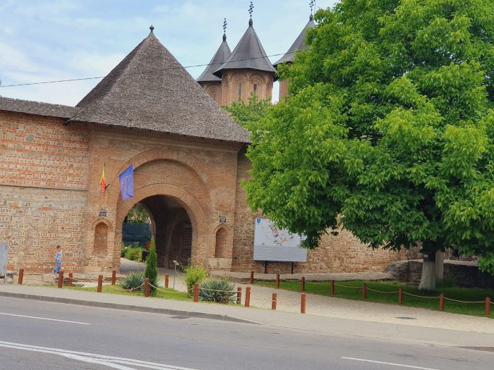 Târgoviște: Intrarea în Curtea Domnească, transformată radical! A fost desființat gardul inestetic și vechi de zeci de ani