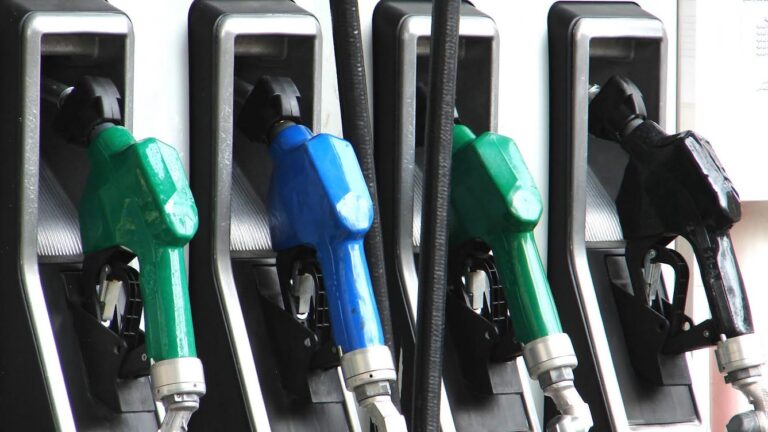 Prognoze sumbre pe piața carburanților.  La cât consideră analiștii că vor ajunge prețurile la benzină și motorină