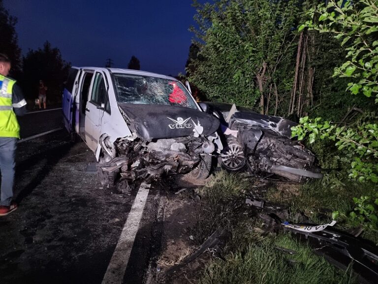 Video: Ciocnire violentă între un autoturism și un microbuz, în Dâmbovița! La ce spitale au fost transportate cele 12 victime