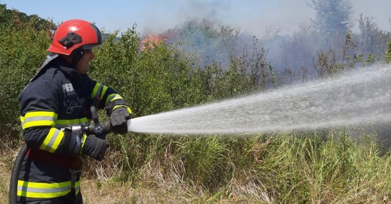 Zi de foc pentru pompieri! Incendiile de vegetație uscată fac ravagii în Dâmbovița