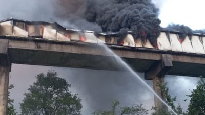 Incendiu de proporții la o fabrică de ciment! Pompierii s-au luptat cu flăcările peste patru ore