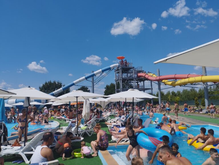 Târgoviște: Complexul Turistic de Natație, luat cu asalt de mii de oameni! A devenit una dintre cele mai căutate atracții turistice din Muntenia
