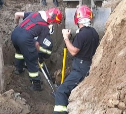 Doi muncitori au fost surprinși sub un mal de pământ. Unul dintre ei, tatăl a două fetițe, a murit