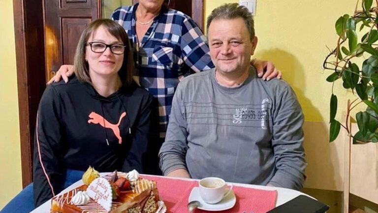 Patru oameni, printre care un primar și fiica acestuia, au murit după ce au căzut într-o fosă septică. O comună este în doliu