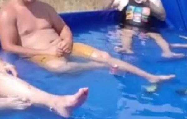 Au transformat autoutilitara în piscină și au plecat la plimbare prin sat! Distracția i-a costat scump pe petrecăreți