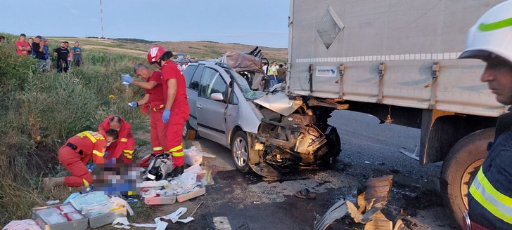 Accident teribil, cu mai multe victime! Două persoane, printre care un copil de 3 ani, au murit. A fost activat Planul Roșu
