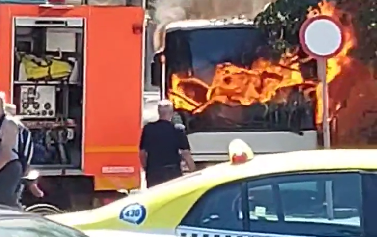 ULTIMA ORĂ: Autobuz în flăcări! Arde ca o torţă. VIDEO