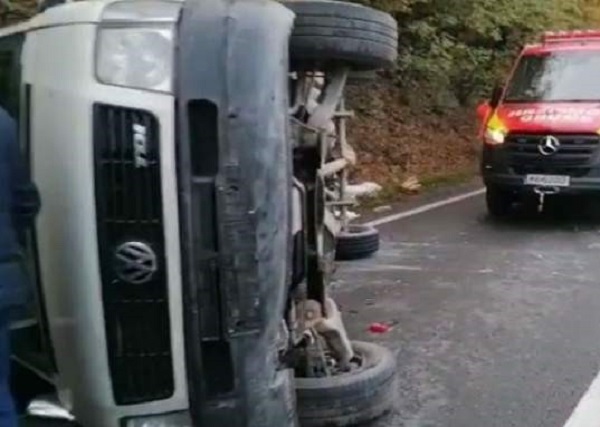 Un șofer beat s-a răsturnat cu microbuzul! Trei adolescente au fost rănite
