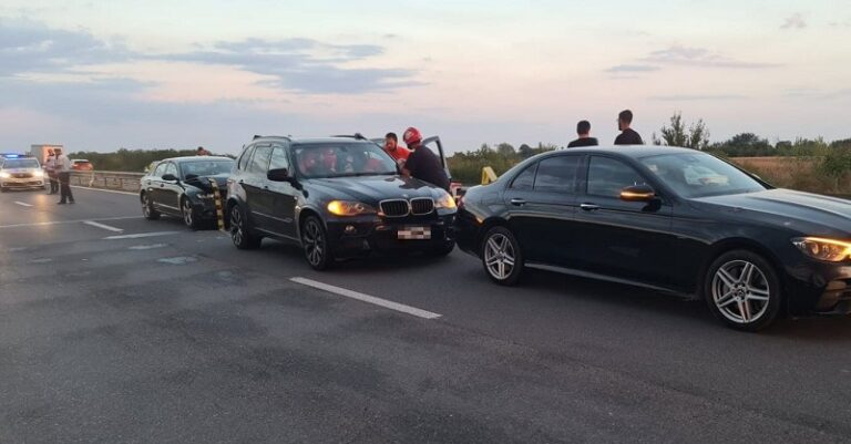 Două persoane, transportate de urgență la spital în urma unui accident violent produs pe Autostrada A1! Trei autovehicule implicate