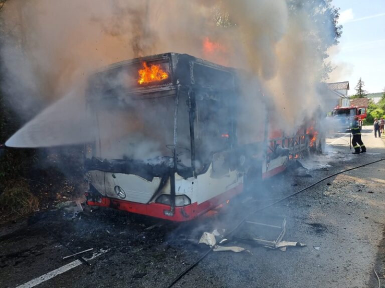 Momente cumplite pentru călătorii dintr-un autobuz! Autovehiculul a luat foc în mers