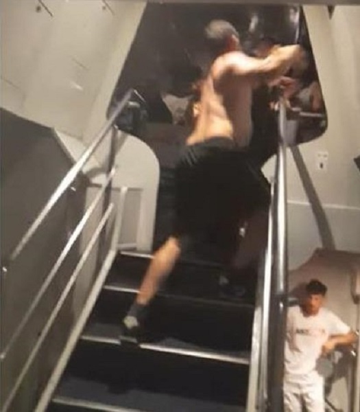 Scene șocante într-un tren! Un controlor a fost luat la bătaie de un călător în timp ce verifica biletele