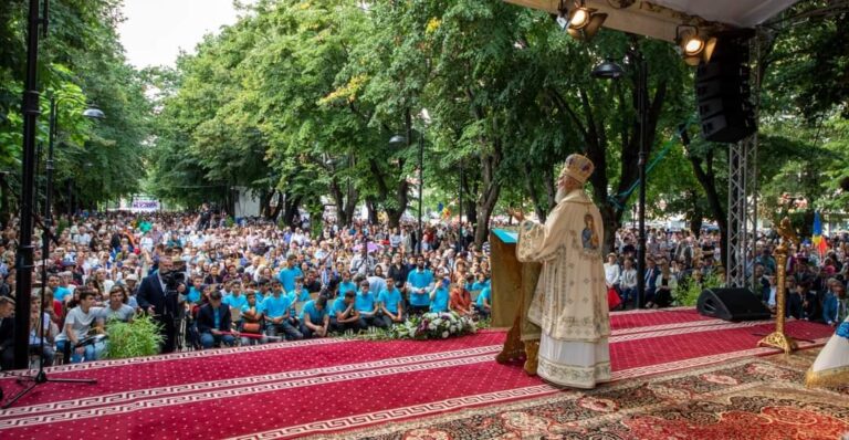 Sfântul Ierarh Nifon, primul sfânt canonizat pe teritoriul României, sărbătorit la Târgoviște. Peste 20.000 de credincioși, prezenți la eveniment