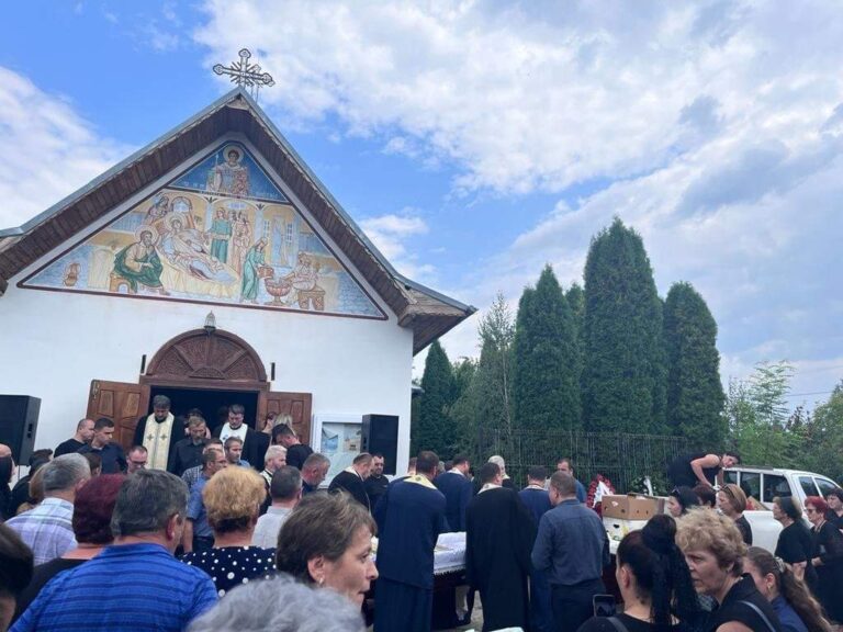 Lacrimi și durere fără margini la Voinești! Preotul Ionuț Andrei Mihai a fost condus pe ultimul drum. Sute de oameni, prezenți la slujba de înmormântare