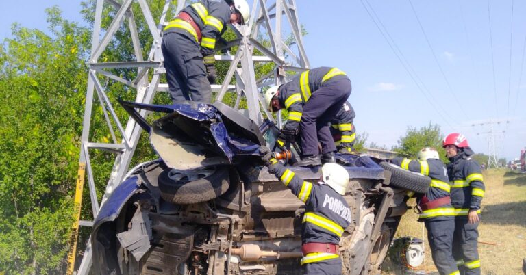 Accident cumplit în Dâmbovița! Un șofer a rămas încarcerat într-o mașină răsturnată. S-a izbit de un stâlp