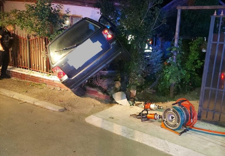 Un șofer rupt de beat s-a oprit cu mașina într-o casă, după ce a distrus gardul gospodăriei. Ce cu alcoolemie a fost depistat bărbatul