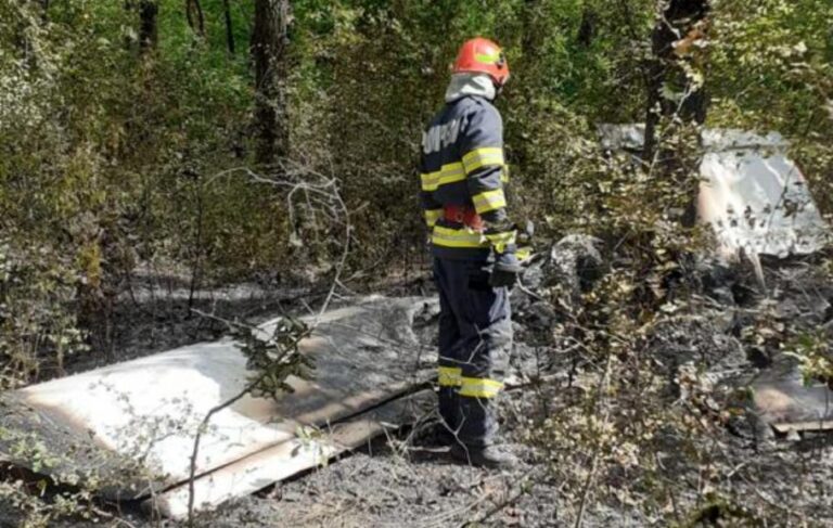 Tragedie într-o pădure! Două persoane găsite carbonizate, după ce un avion de mici dimensiuni s-a prăbușit