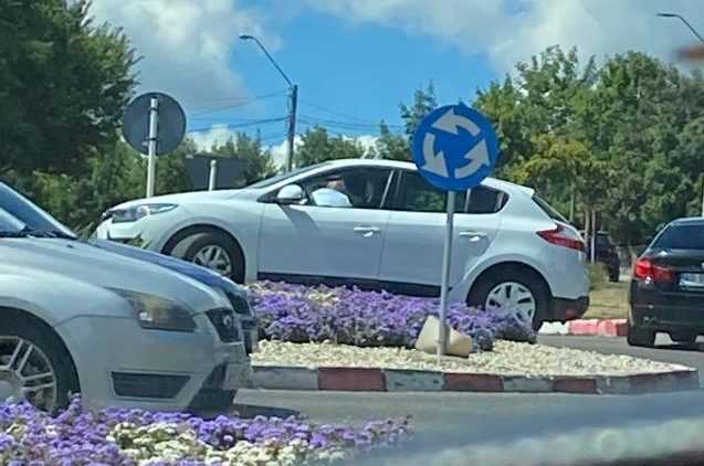 Incredibil! În timpul examenului auto s-a urcat cu mașina  pe sensul giratoriu. Unde s-a întâmplat