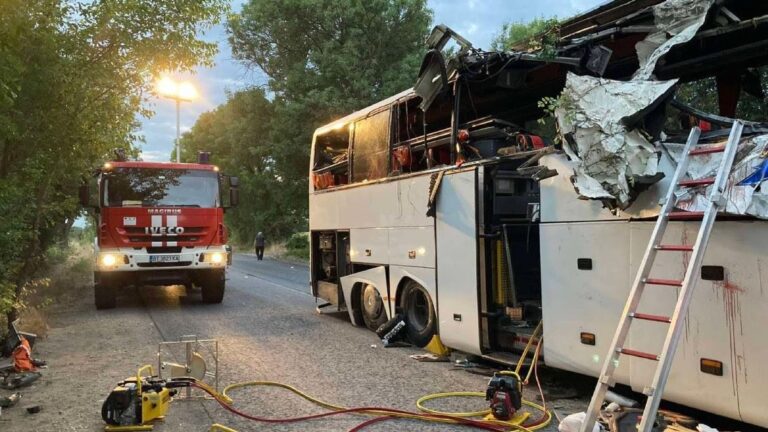 Patru morți și nouă persoane rănite, după impactul violent  dintre un autocar și un autoturism! Unde s-a produs cumplitul accident