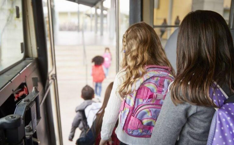 Anunț important pentru elevi: Bani în plus pentru școlarii care fac naveta, ludoteci și locuri de joacă unde sunt puține grădinițe sau creșe