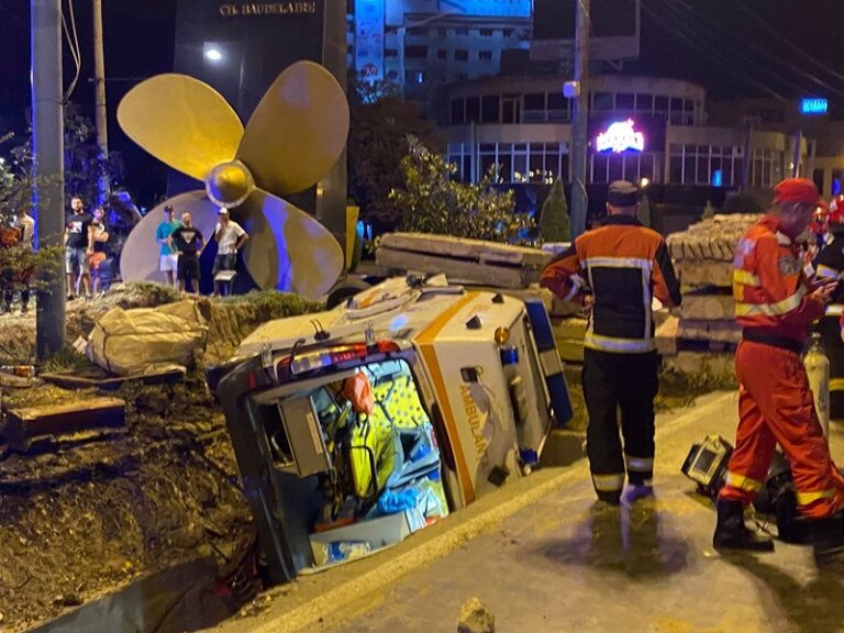 Ambulanță răsturnată în șanț după ciocnirea violentă cu un taxi! Cinci persoane, printre care și un copil, au fost rănite